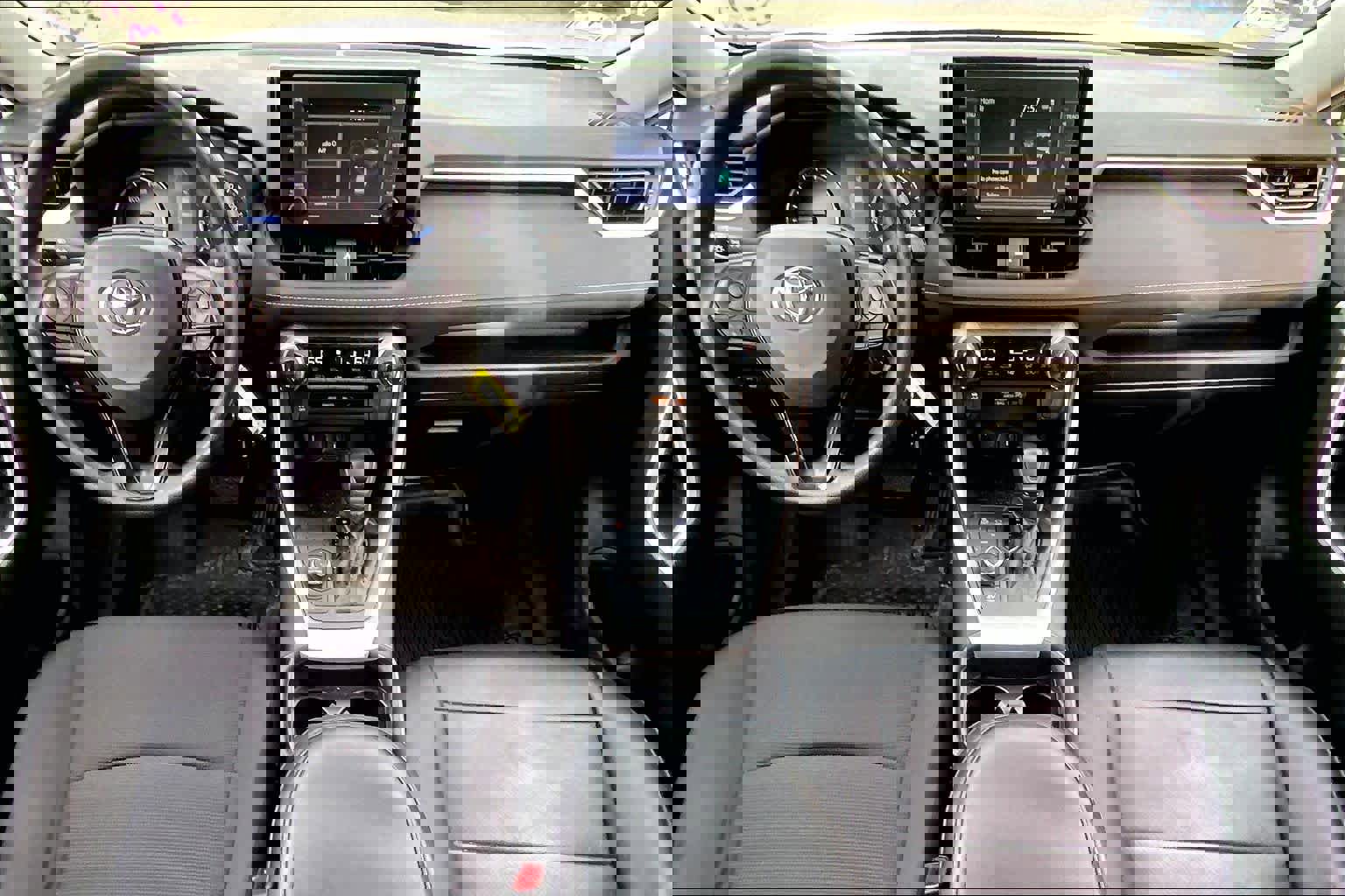 Used 2021 Toyota RAV4 LE image 16