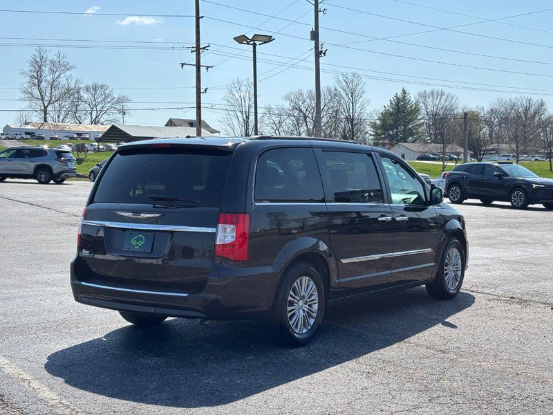 Used 2016 Chrysler Town & Country Touring-L image 5