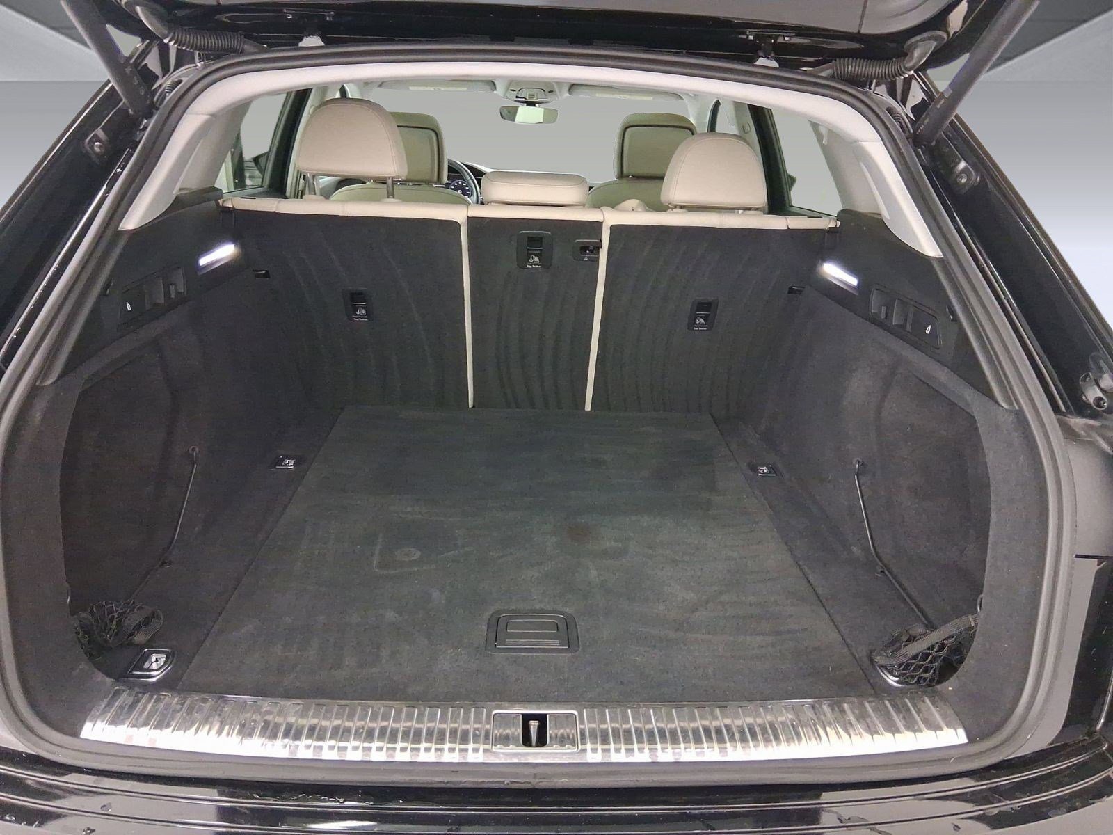 Used 2022 Audi e-tron Premium Plus image 31