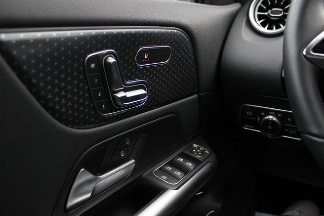 New 2025 Mercedes-Benz GLA 250 4MATIC image 23