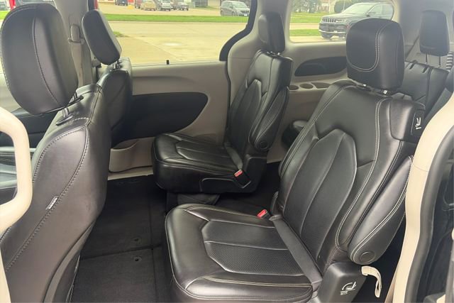 Used 2023 Chrysler Pacifica Touring-L image 10