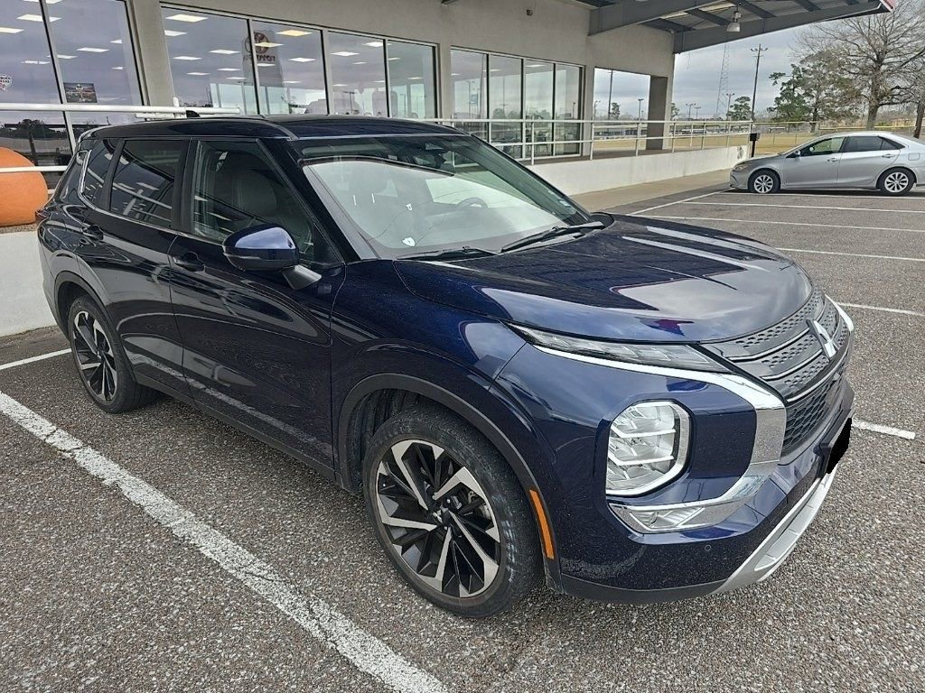 Used 2023 Mitsubishi Outlander SE image 2