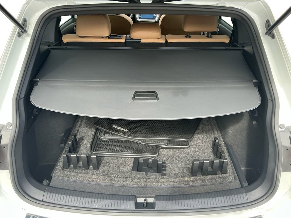 Used 2023 Volkswagen Tiguan SE w/ Panoramic Sunroof Package image 24
