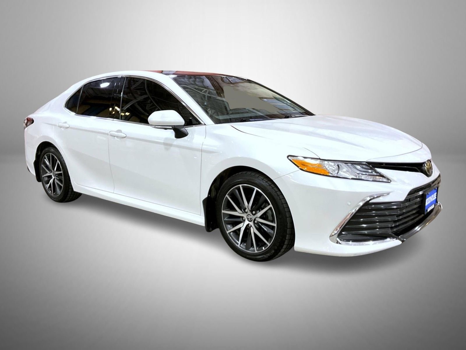 Used 2023 Toyota Camry XLE w/ Navigation Package image 3