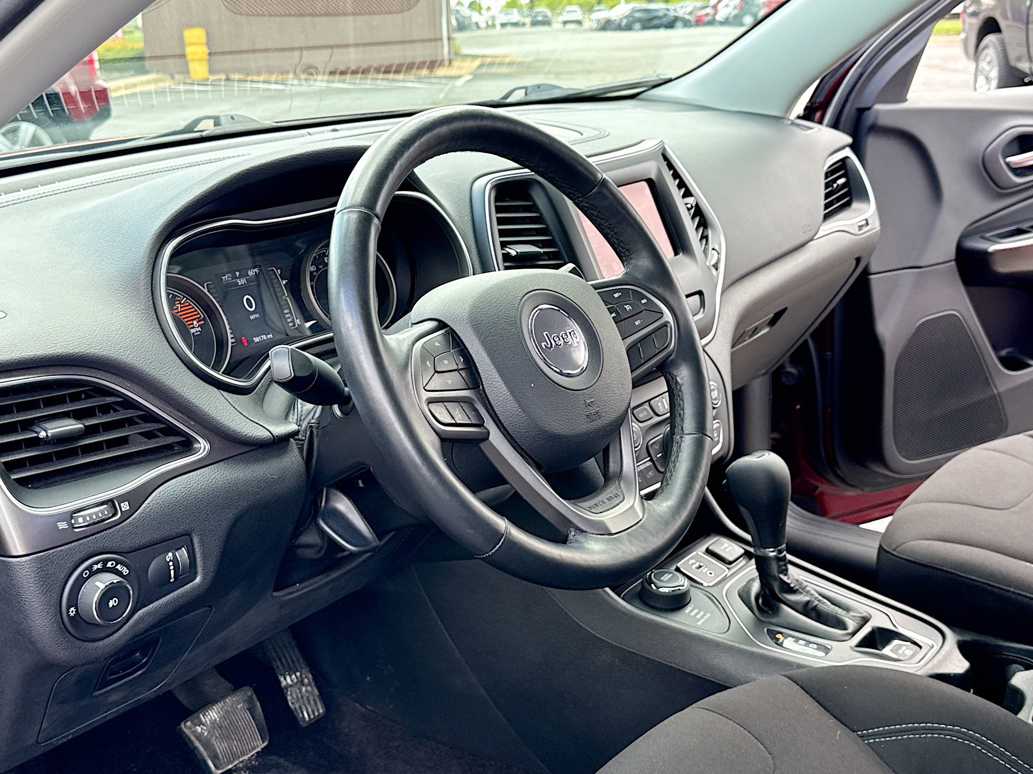 Used 2019 Jeep Cherokee Latitude w/ Cold Weather Group AWD/4WD image 5