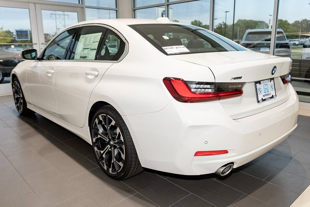 Used 2025 BMW 330i xDrive Sedan w/ Convenience Package AWD/4WD image 4