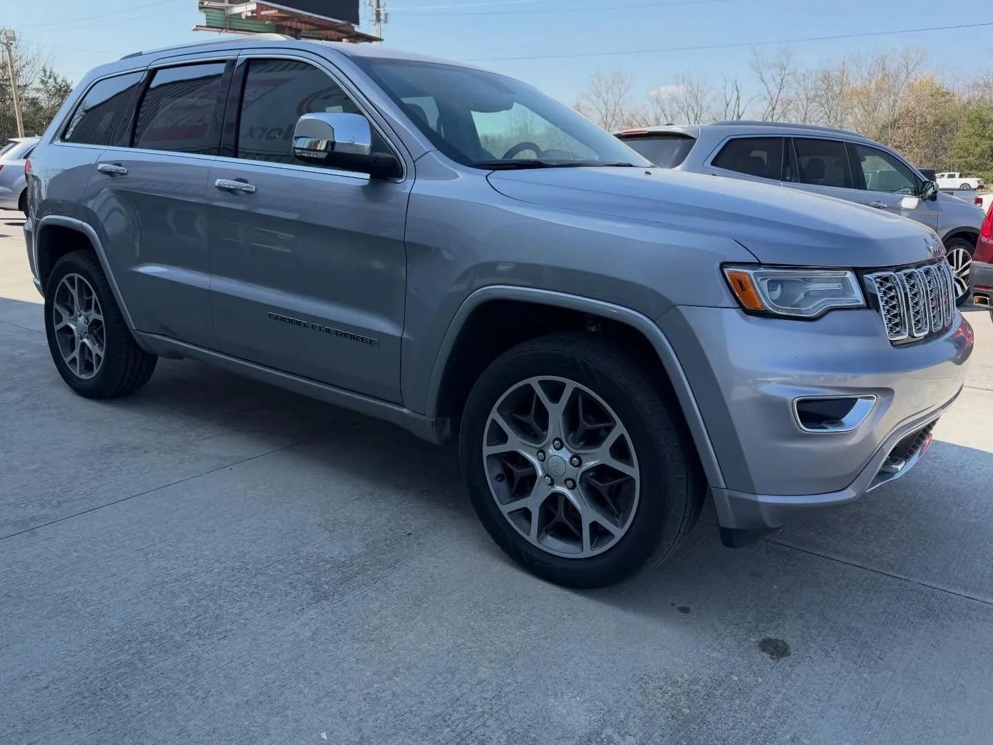 Used 2019 Jeep Grand Cherokee Overland image 3