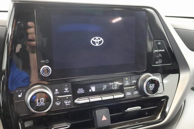 Used 2023 Toyota Highlander XLE AWD/4WD image 20