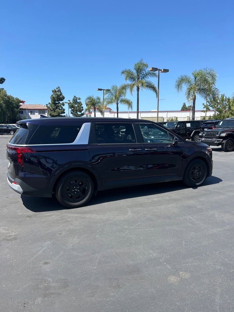 Used 2025 Kia Carnival FWD image 9