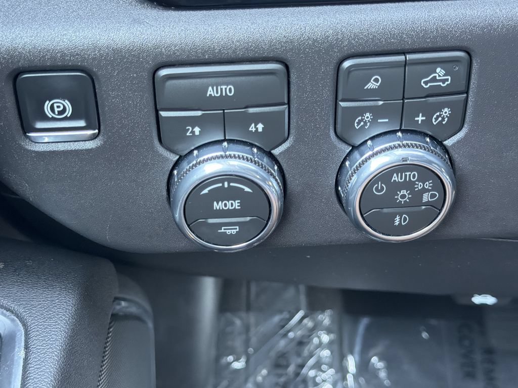 Used 2026 GMC Sierra 1500 SLT AWD/4WD image 12