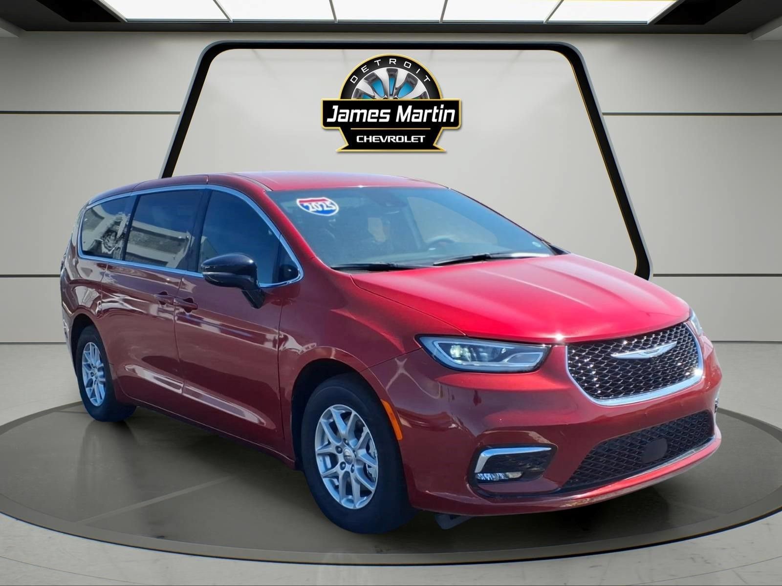 Used 2025 Chrysler Pacifica Select FWD image 3