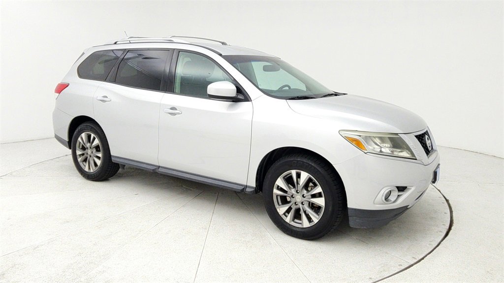 Used 2016 Nissan Pathfinder SV image 1