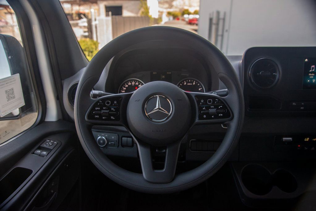Used 2024 Mercedes-Benz Sprinter 2500 image 38