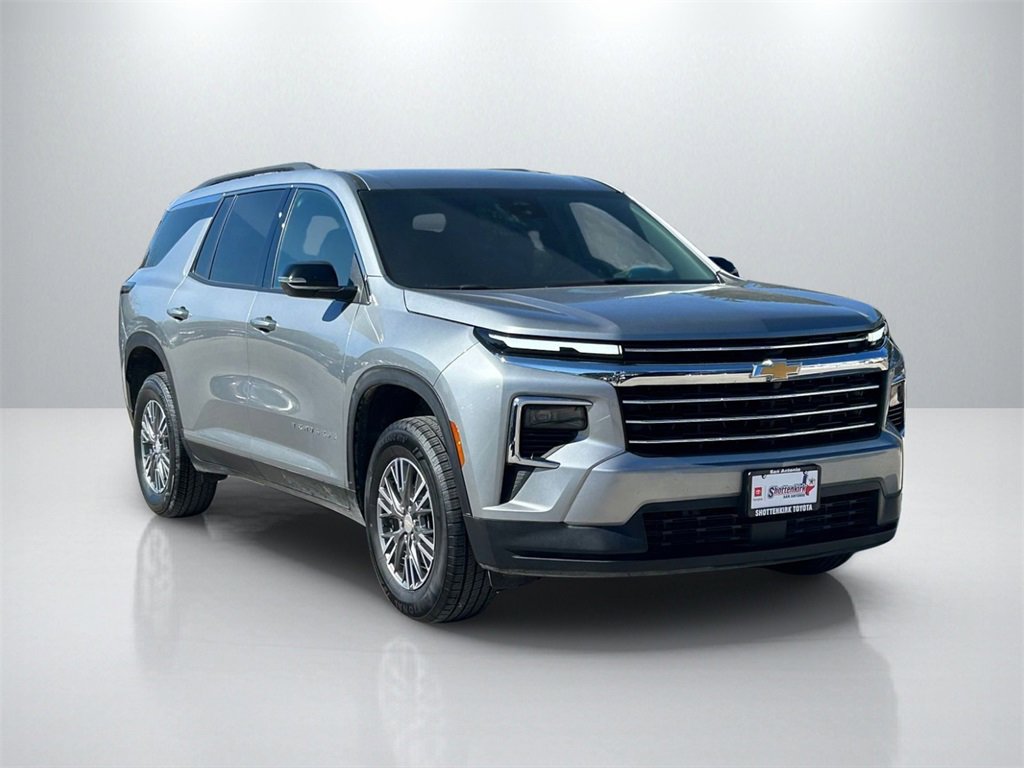 Used 2025 Chevrolet Traverse LT image 3