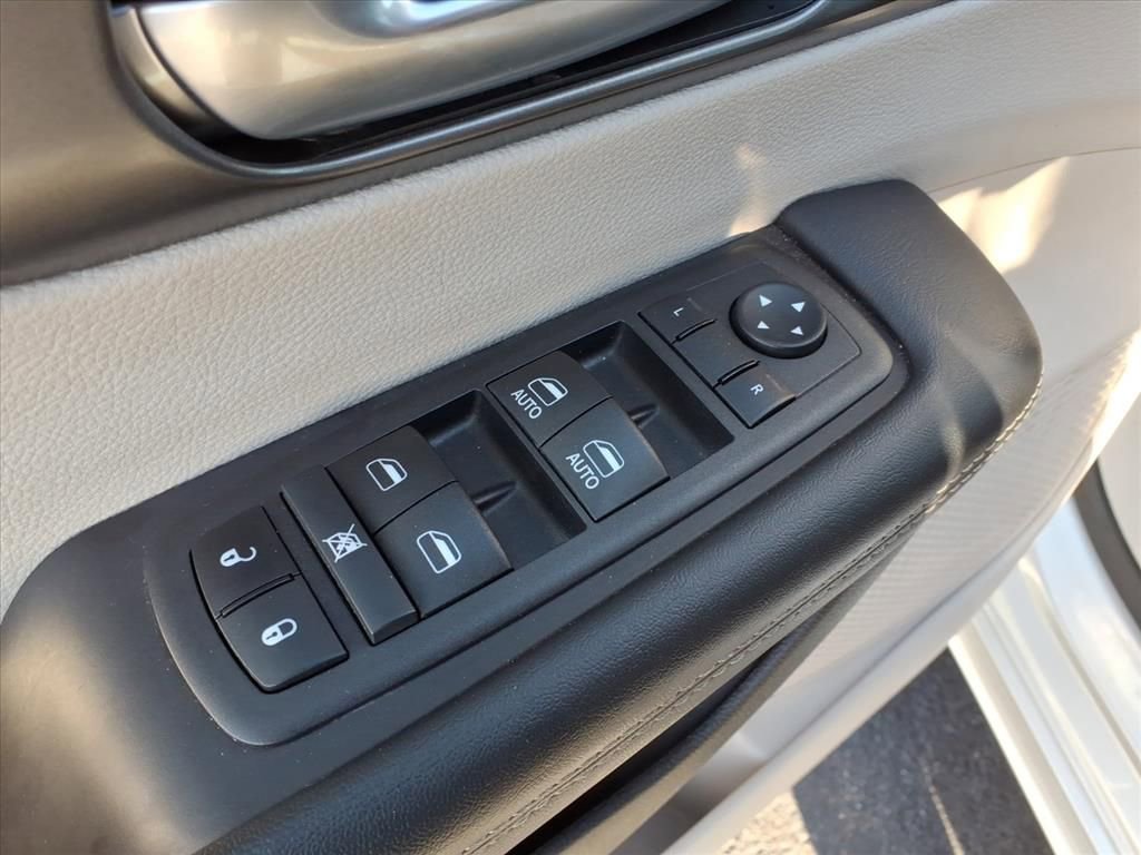 Used 2024 Chrysler Pacifica Touring-L image 13