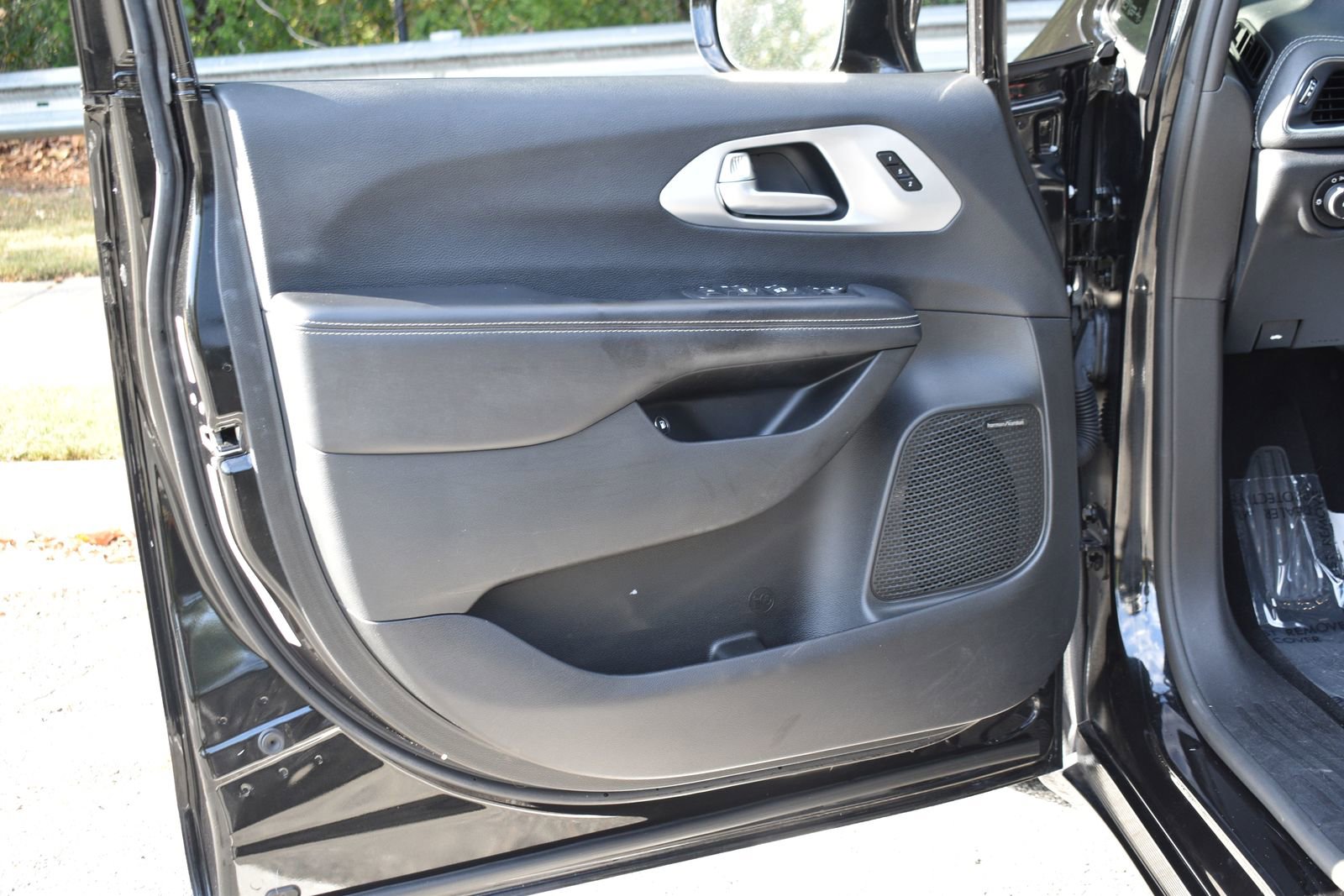 Used 2019 Chrysler Pacifica Limited w/ S Appearance Package image 17