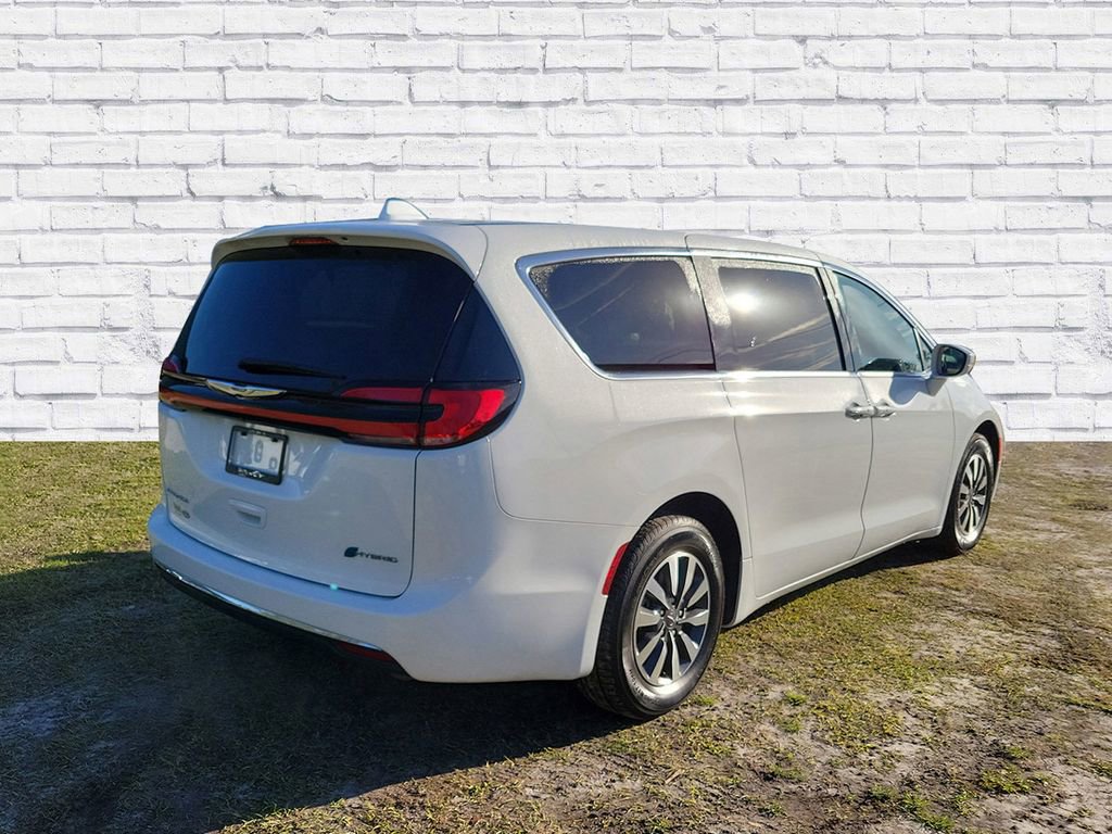 Used 2022 Chrysler Pacifica Touring-L image 2