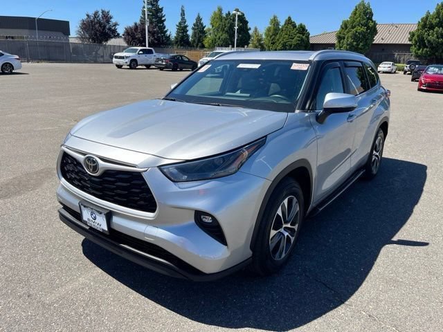 Used 2023 Toyota Highlander XLE FWD image 1