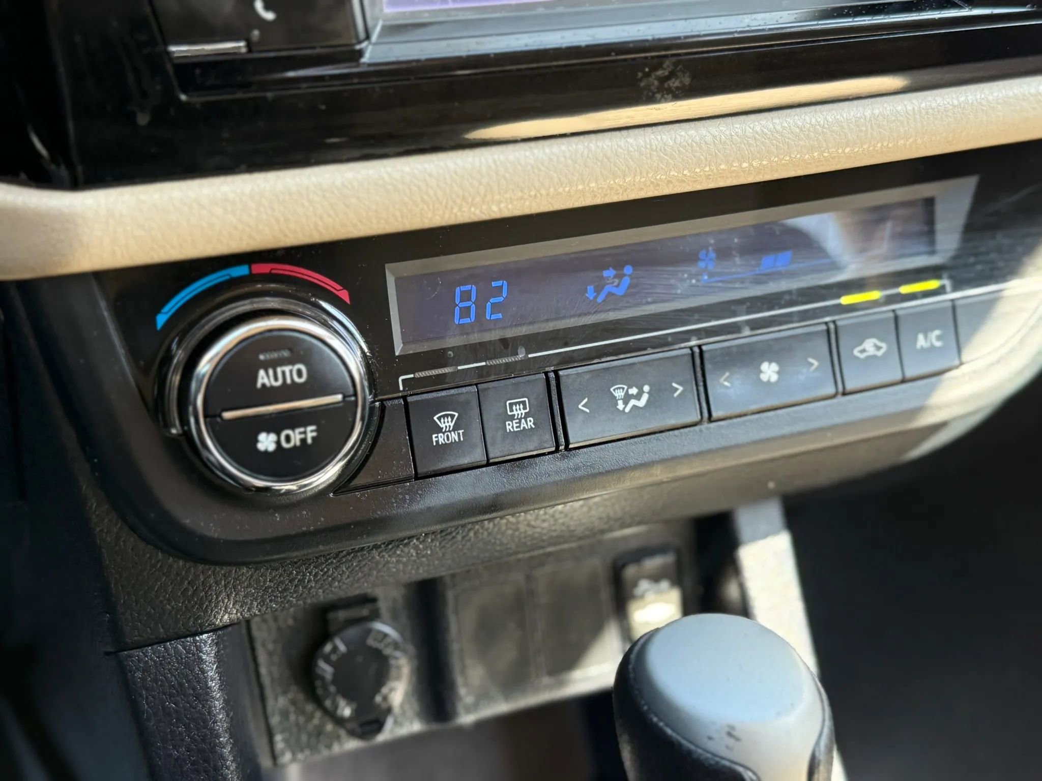 Used 2014 Toyota Corolla LE FWD image 30