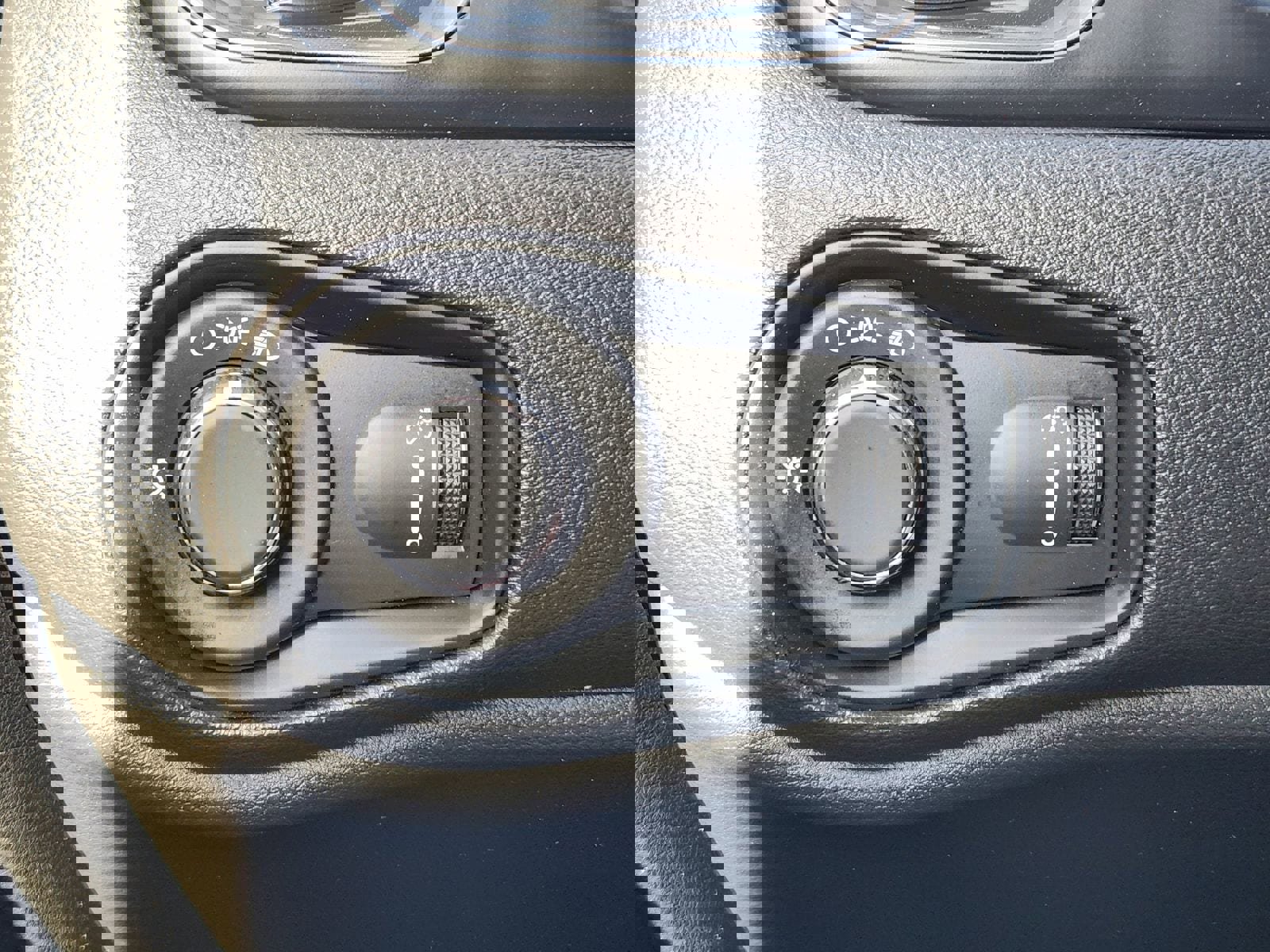 Used 2023 Jeep Renegade Latitude AWD/4WD image 31