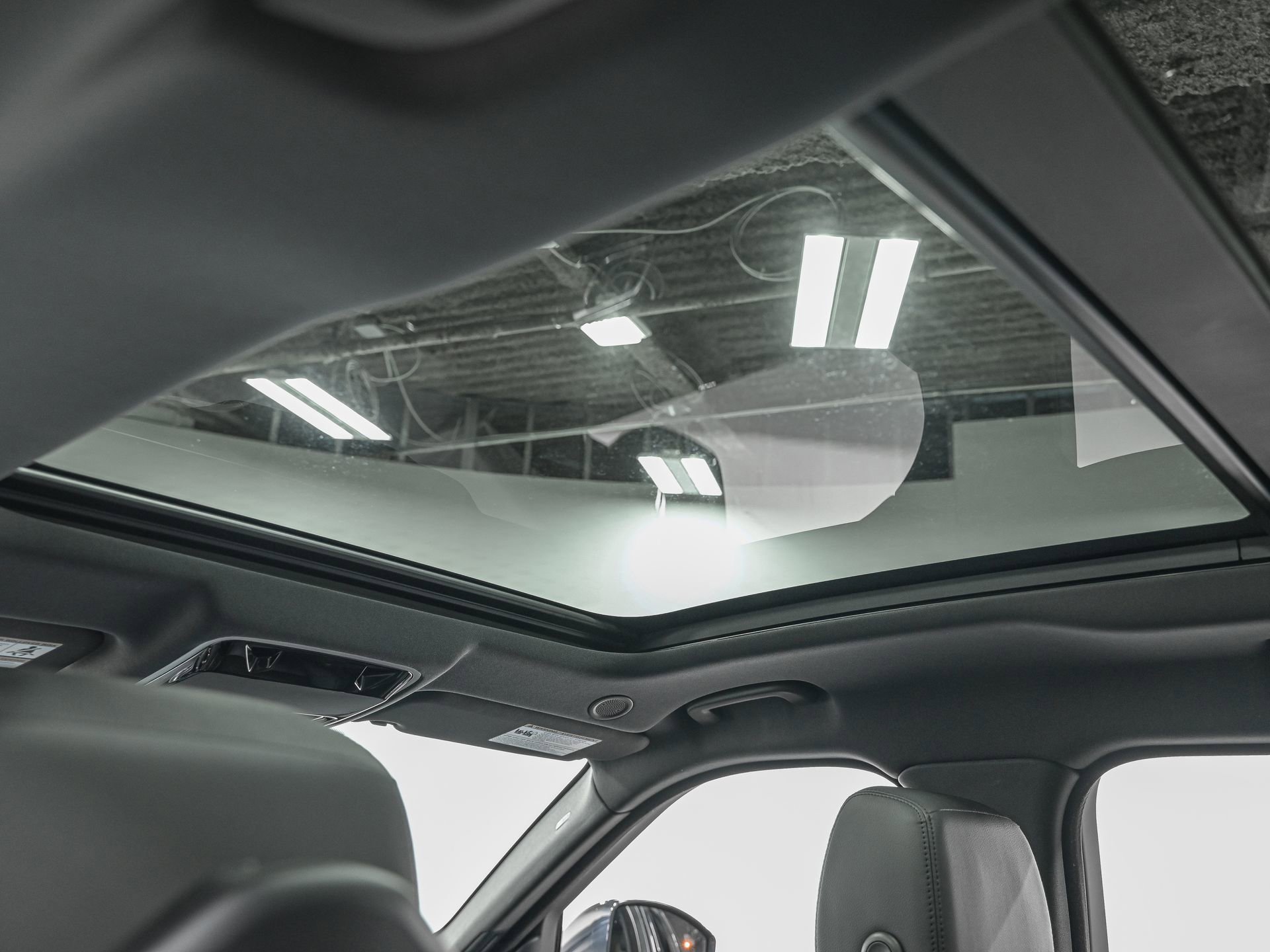 Used 2024 Land Rover Range Rover Velar Dynamic SE image 24