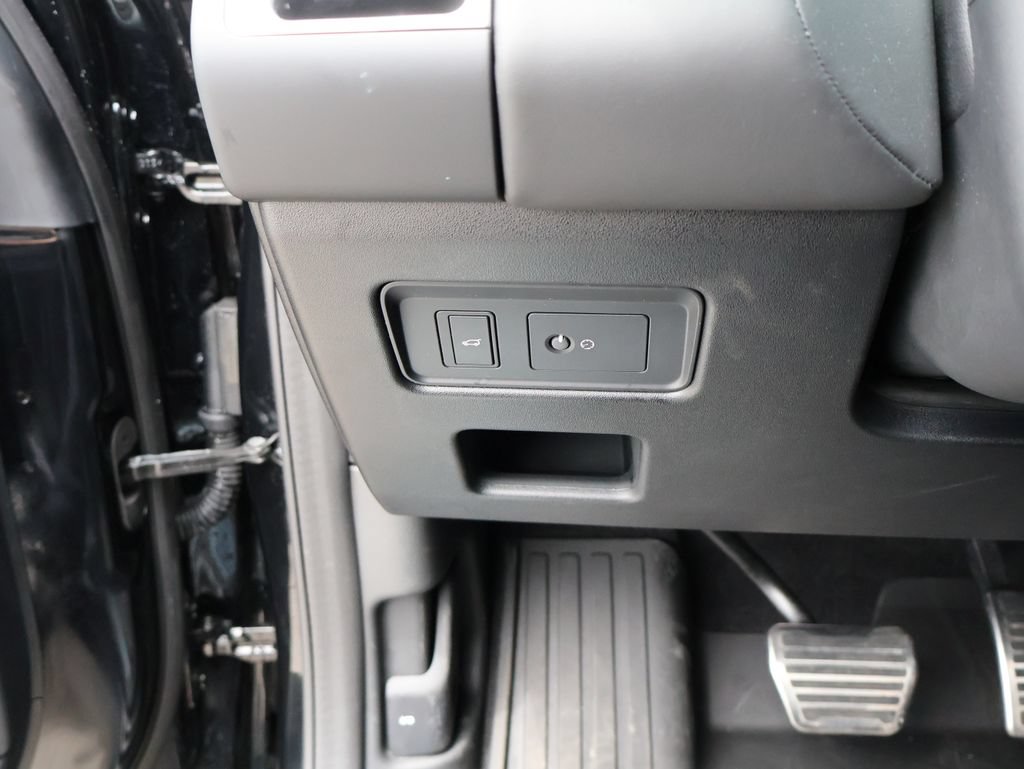 Used 2025 Land Rover Discovery Metropolitan Edition AWD/4WD image 35