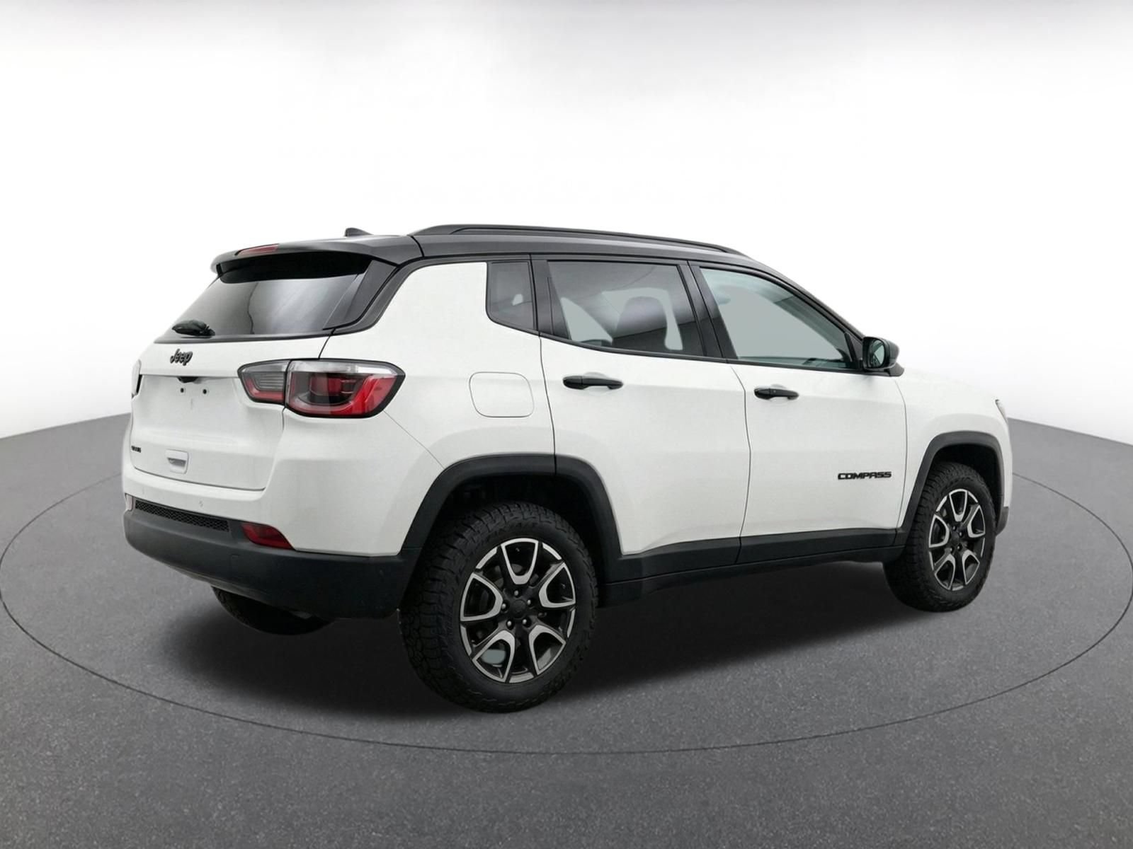 Used 2025 Jeep Compass Trailhawk AWD/4WD image 9