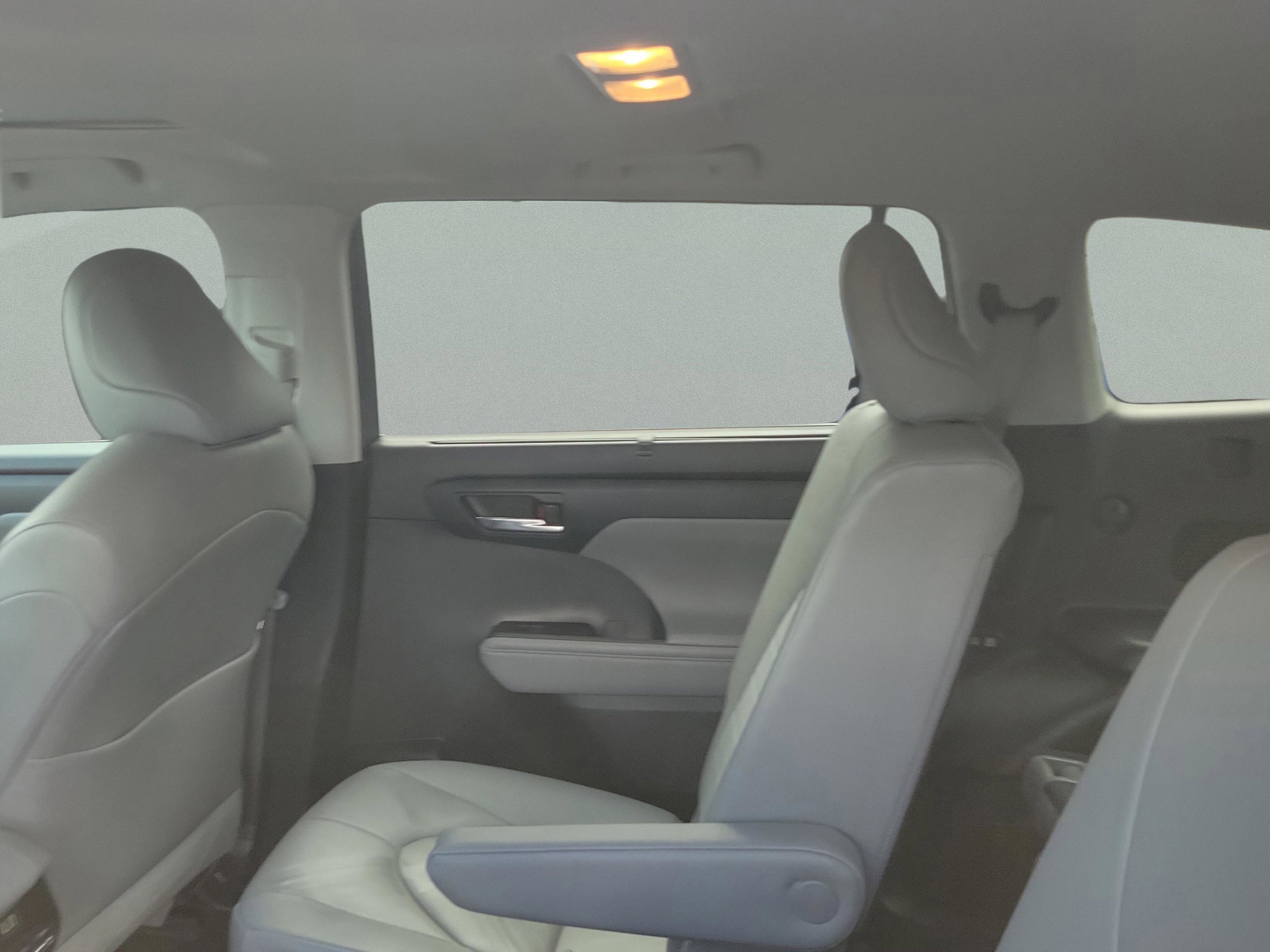 Used 2023 Toyota Highlander XLE image 6