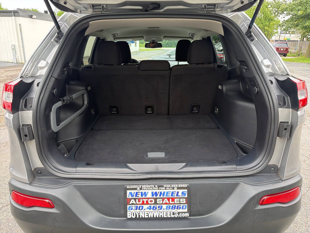 Used 2015 Jeep Cherokee Latitude w/ Cold Weather Group AWD/4WD image 26