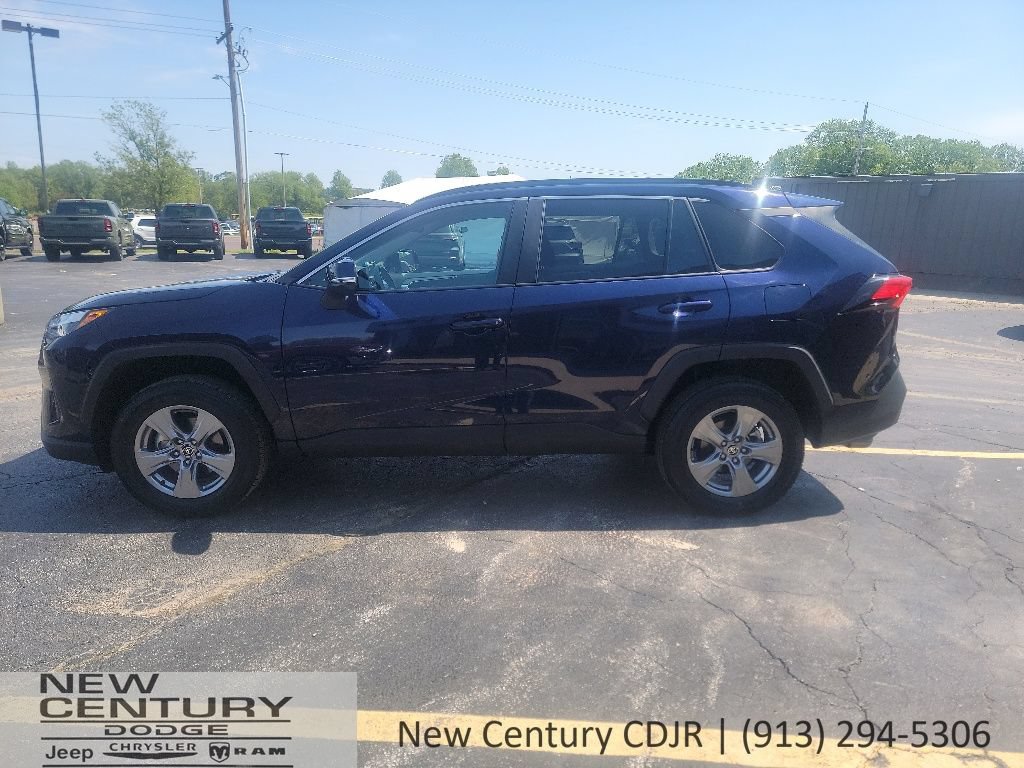 Used 2025 Toyota RAV4 XLE AWD/4WD image 2