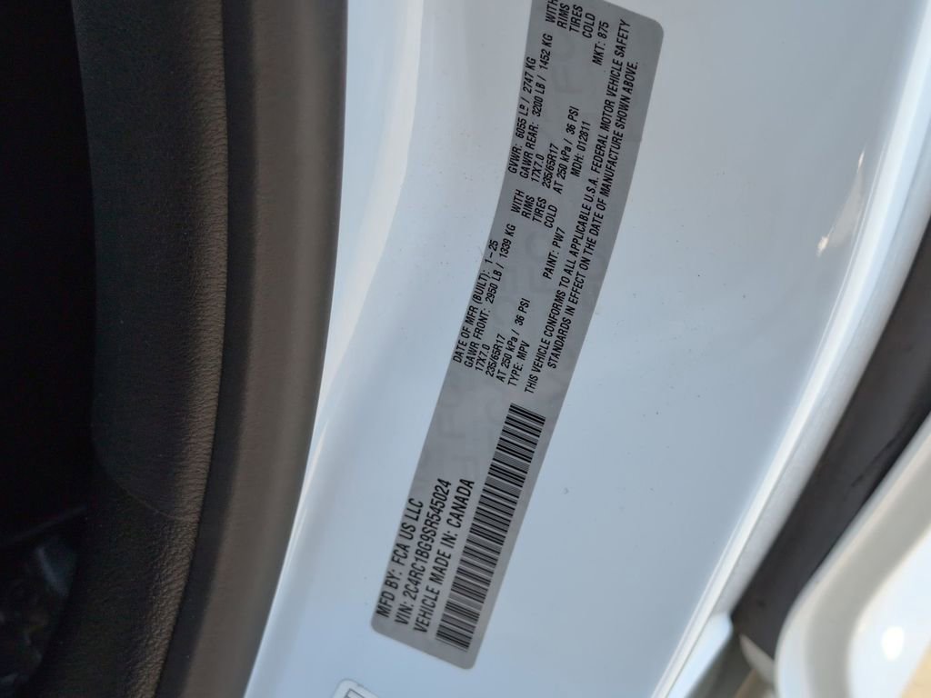 Used 2025 Chrysler Pacifica Select image 32