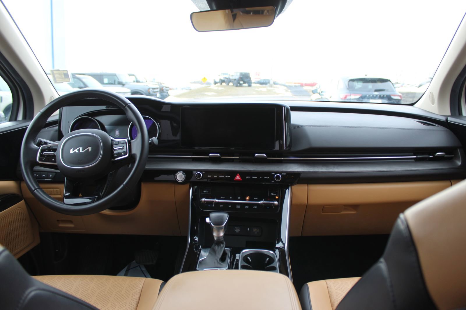 Used 2024 Kia Carnival EX image 17