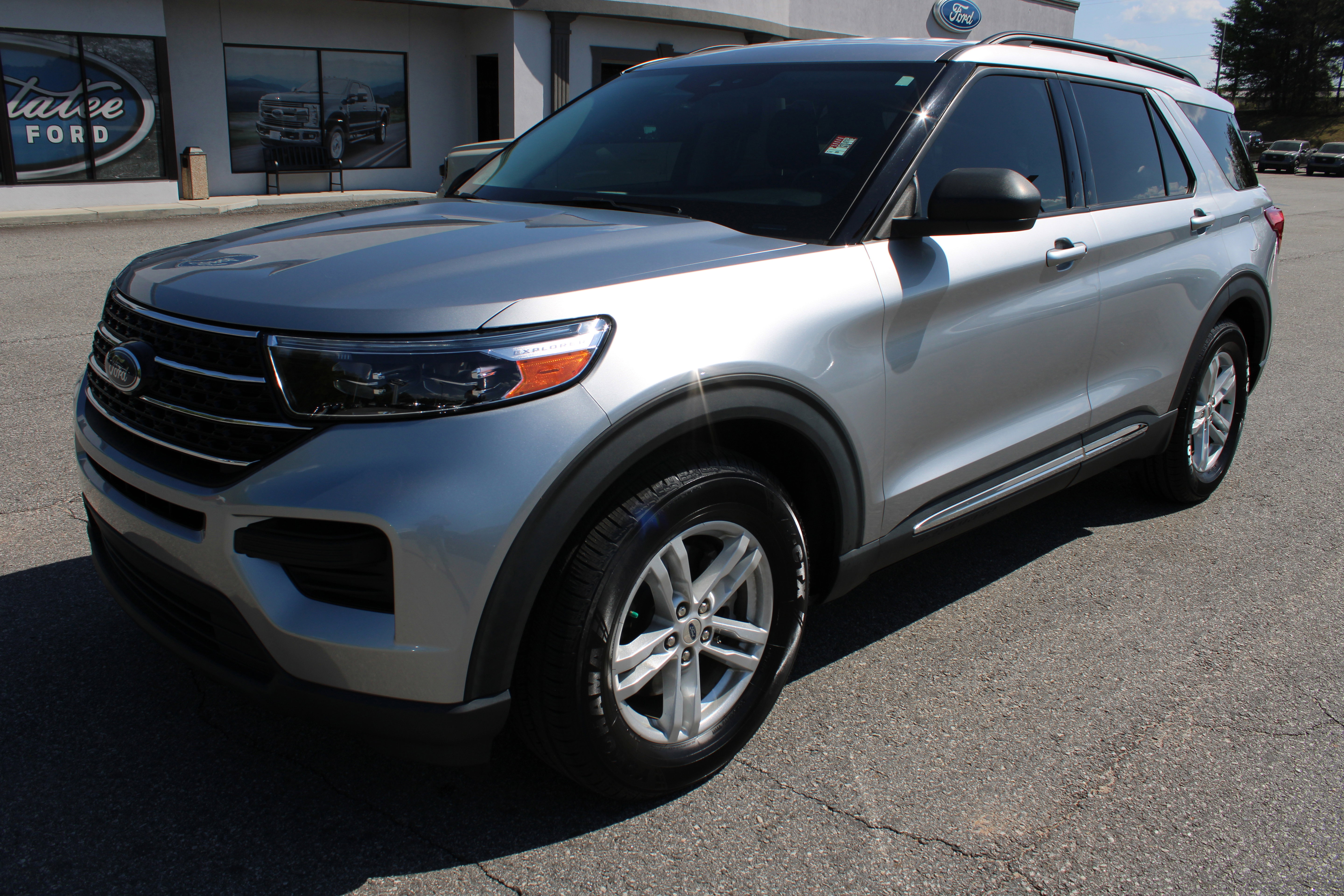 Used 2021 Ford Explorer XLT image 2