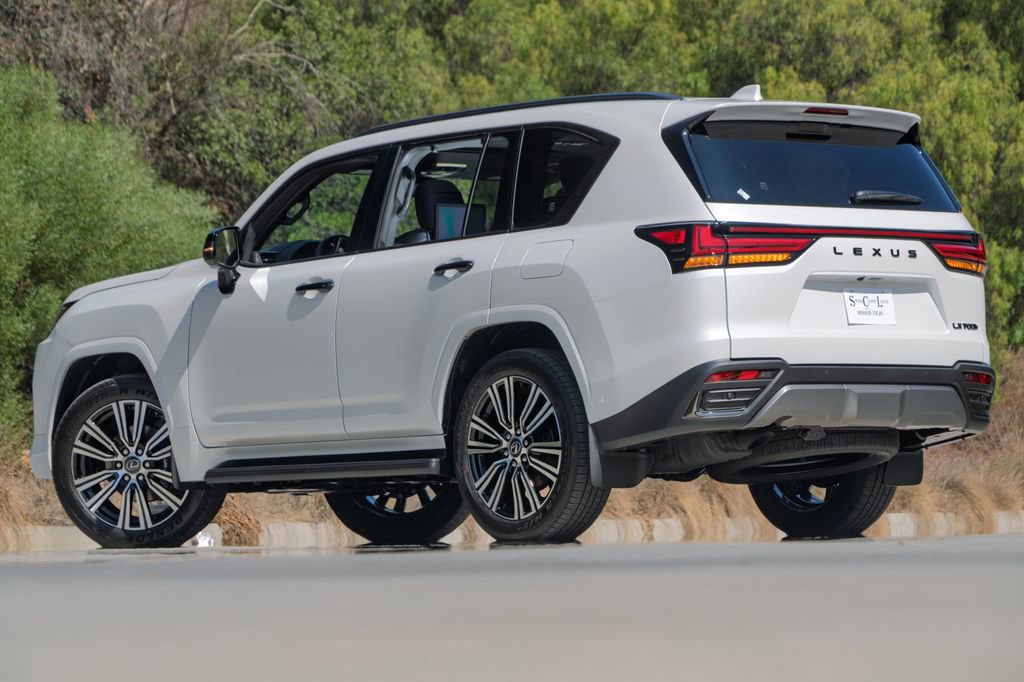 New 2026 Lexus LX 700h Luxury image 2