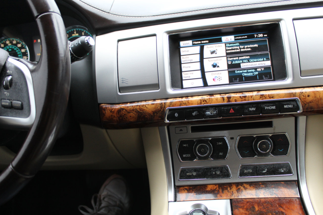 Used 2015 Jaguar XF Portfolio image 14