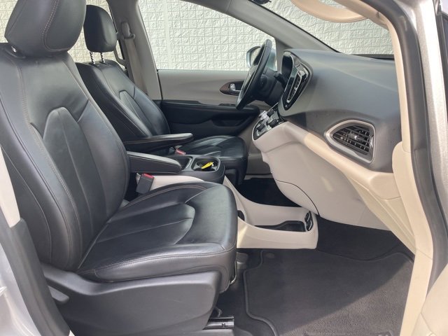 Used 2017 Chrysler Pacifica Touring-L image 15