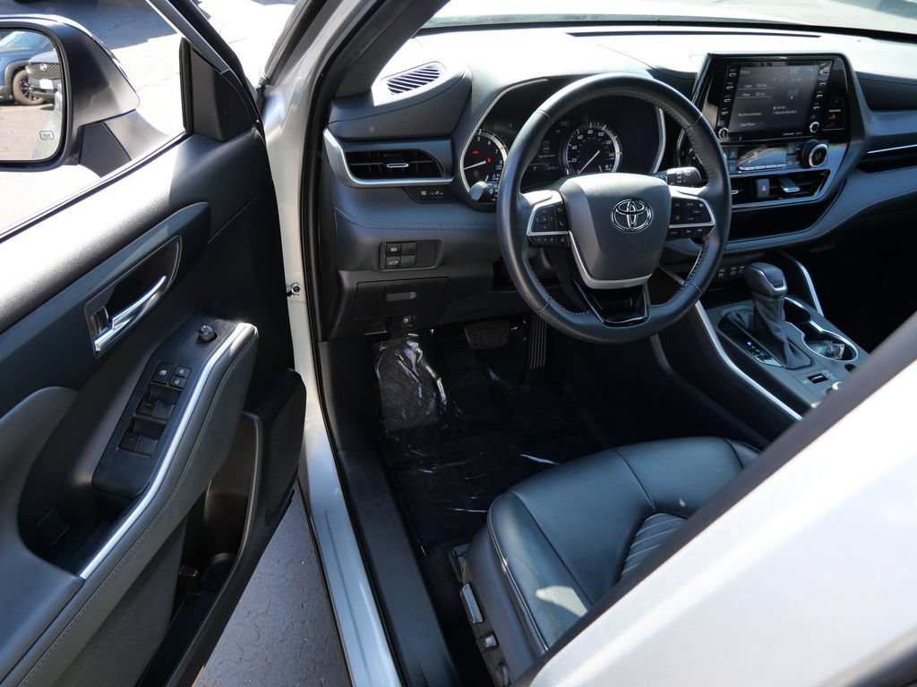 Used 2022 Toyota Highlander XSE AWD/4WD image 10