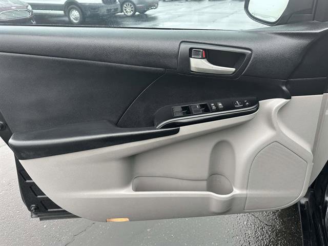 Used 2014 Toyota Camry L image 9