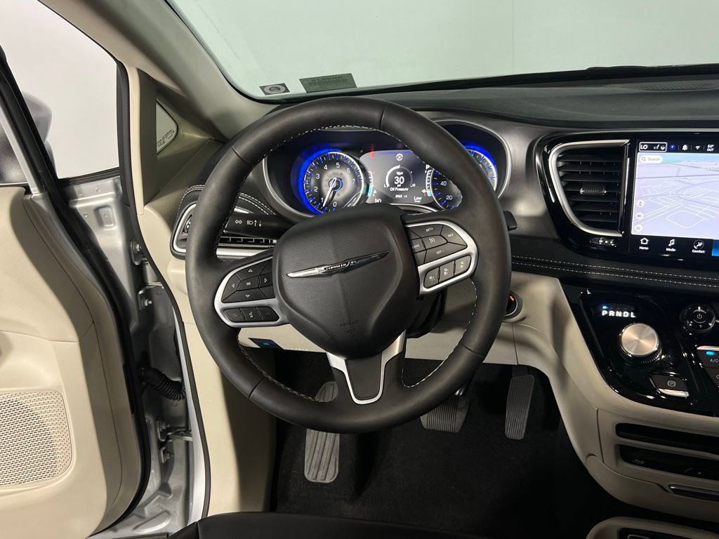 Used 2023 Chrysler Pacifica Touring-L w/ Uconnect Theater Family Group image 30
