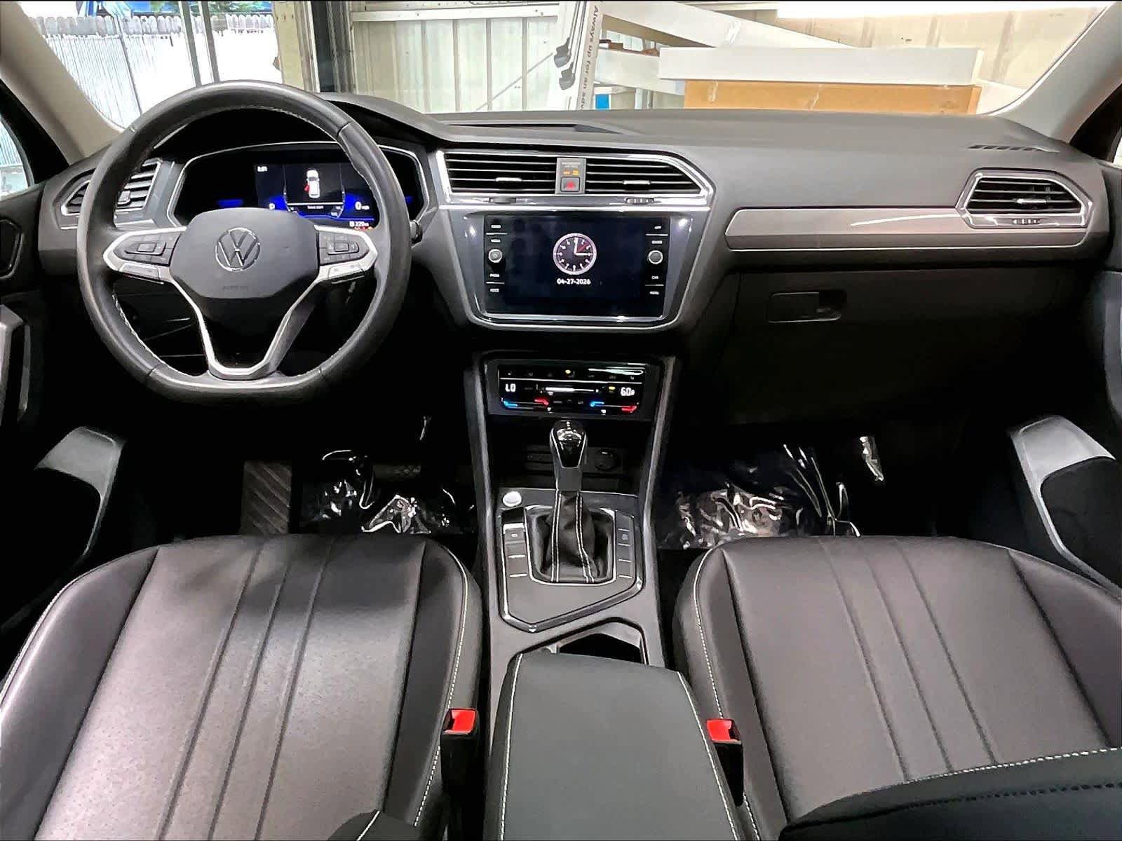Used 2023 Volkswagen Tiguan SE w/ Panoramic Sunroof Package FWD image 18