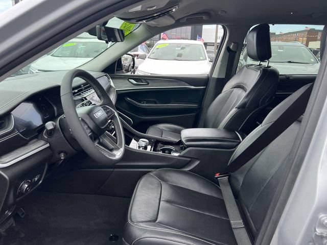 Used 2023 Jeep Grand Cherokee L Limited w/ Luxury Tech Group II AWD/4WD image 17