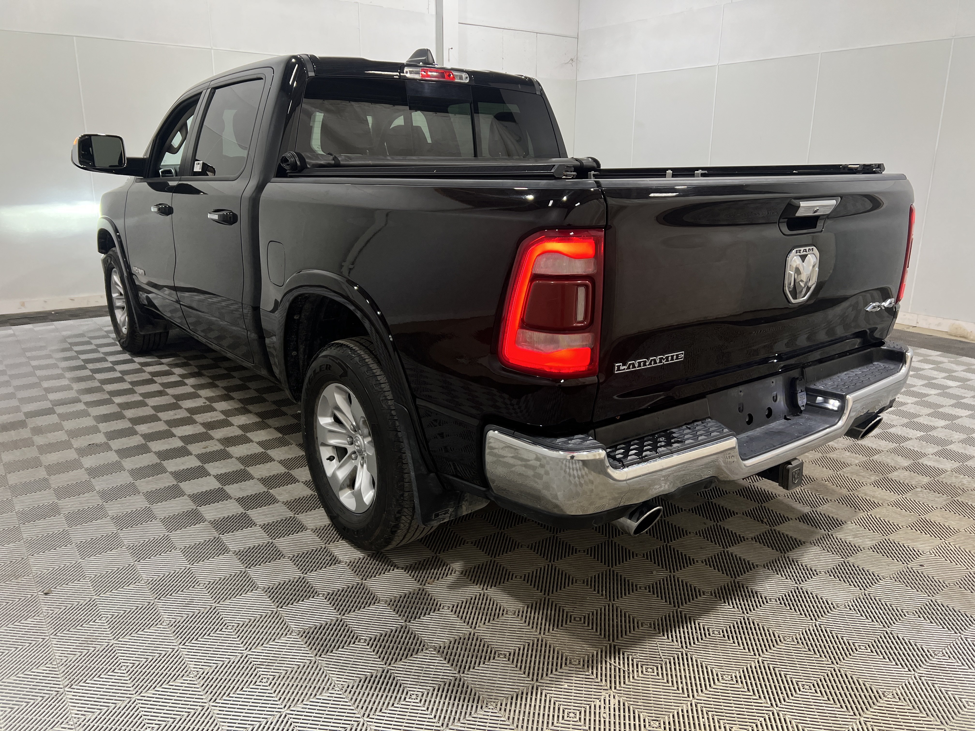 Used 2022 RAM 1500 Laramie AWD/4WD image 2