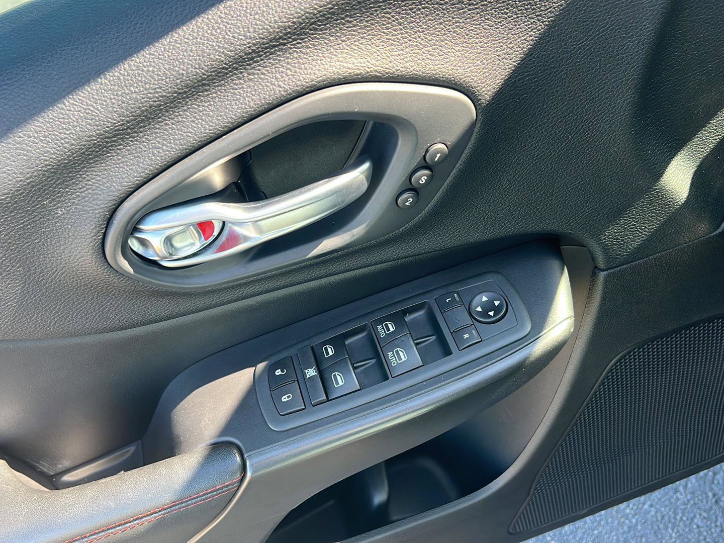 Used 2020 Jeep Cherokee Trailhawk AWD/4WD image 33