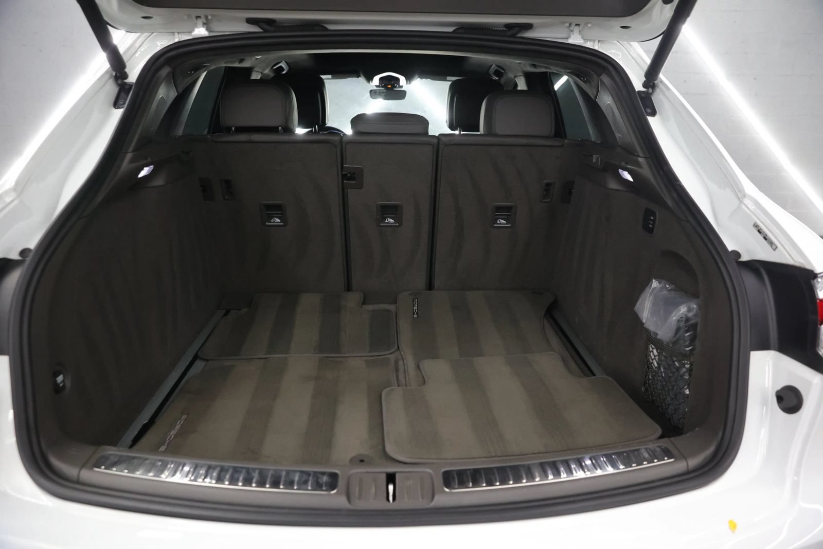 Used 2020 Porsche Macan Turbo AWD/4WD image 40