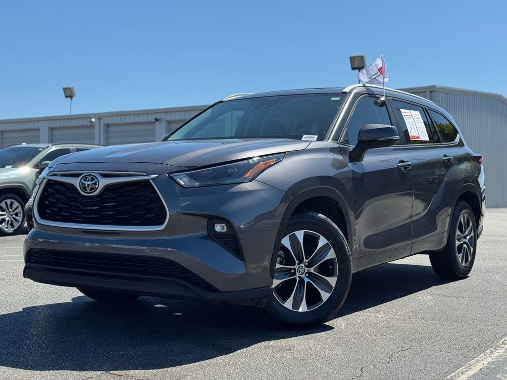 Used 2024 Toyota Highlander XLE FWD image 6