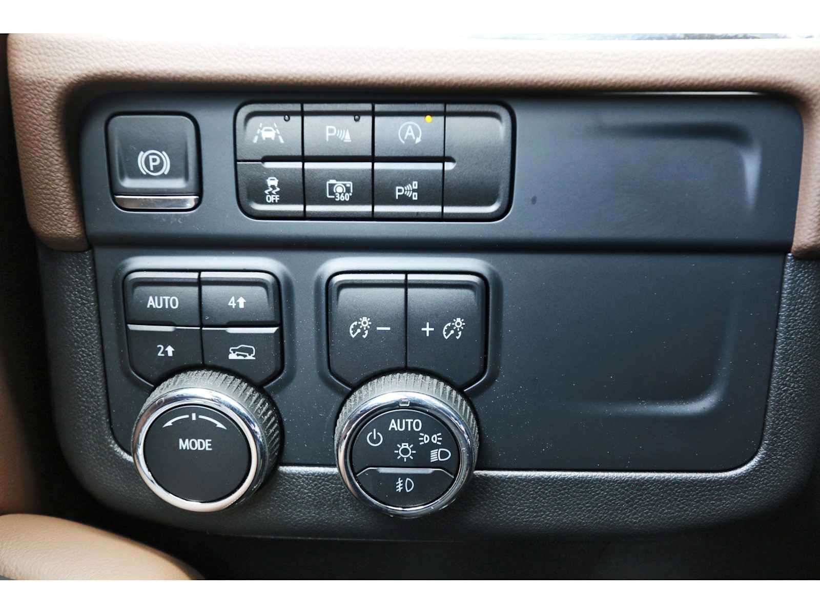 Used 2025 Chevrolet Tahoe High Country AWD/4WD image 21