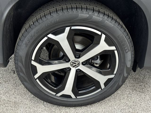 Certified 2025 Volkswagen Tiguan SE AWD/4WD image 32