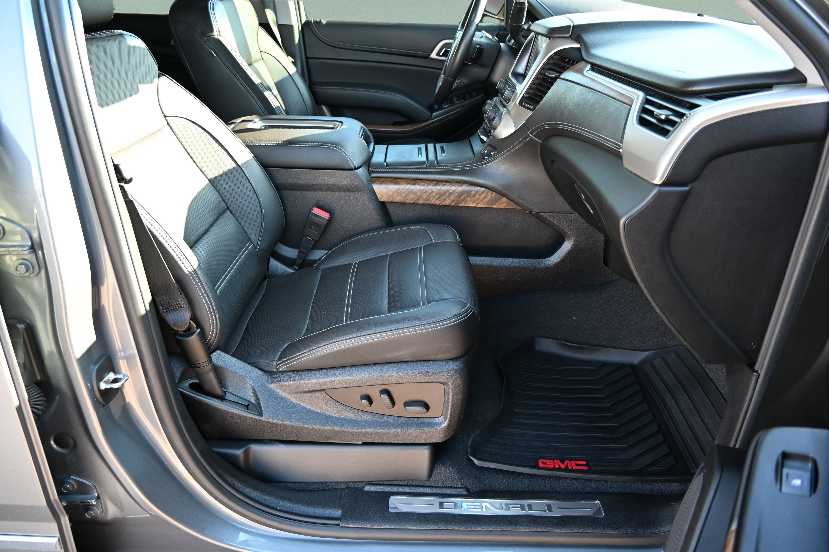 Used 2019 GMC Yukon Denali w/ Denali Ultimate Package AWD/4WD image 17