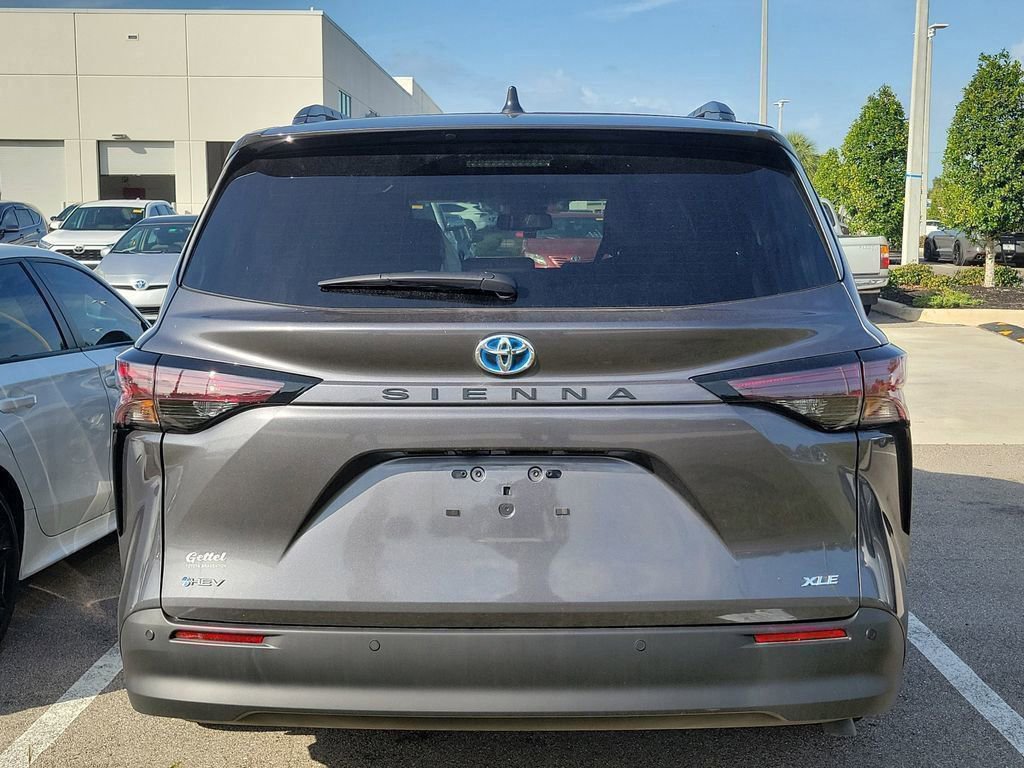 Used 2025 Toyota Sienna XLE image 9