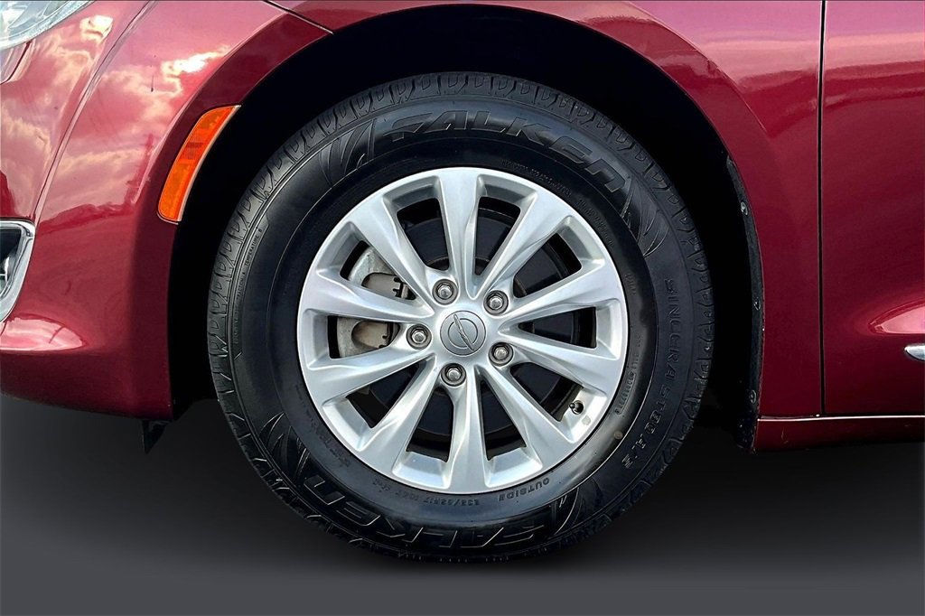 Used 2018 Chrysler Pacifica Touring-L image 32